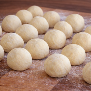 Ñoquis rellenos queso y albahaca